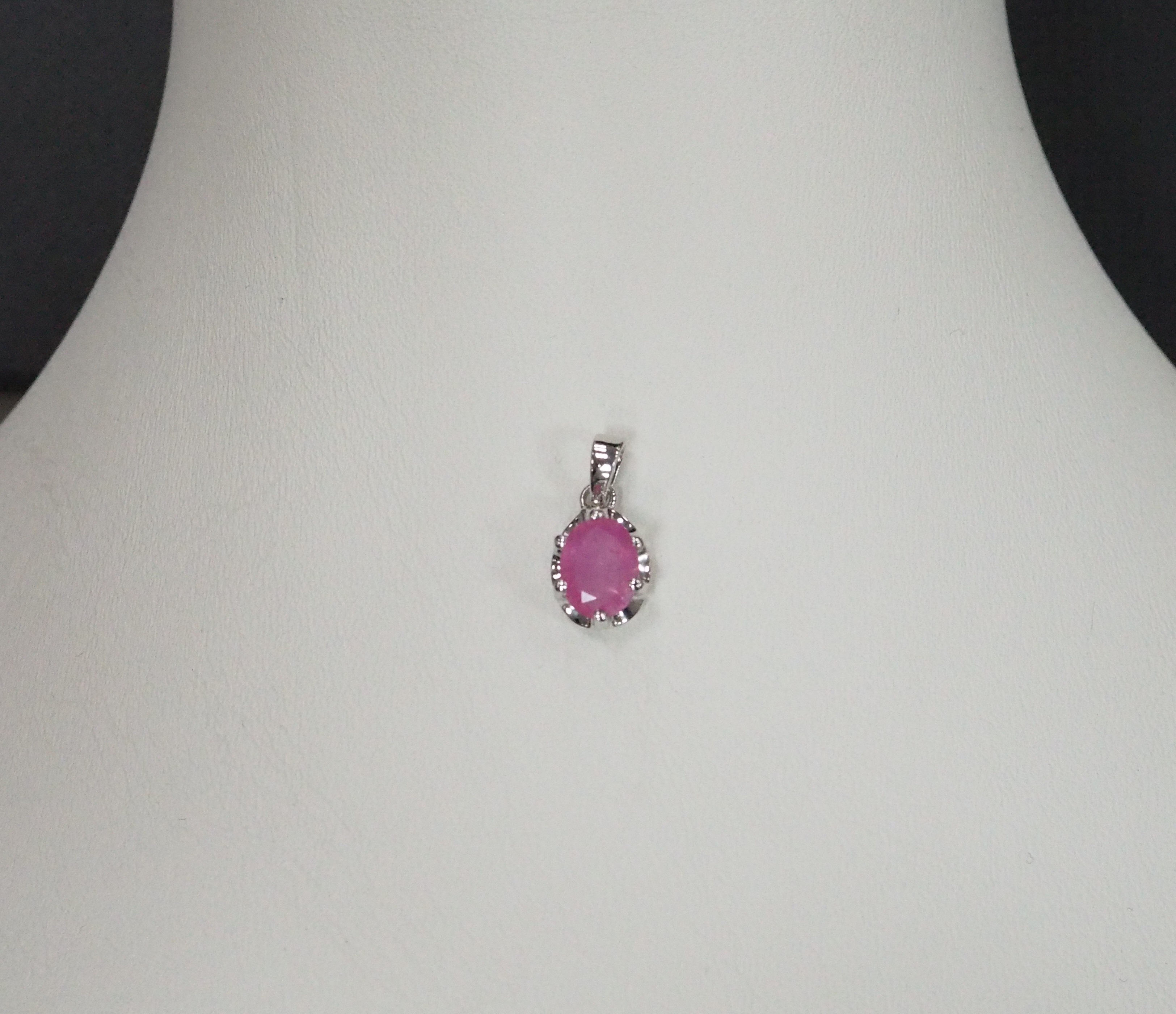 Серебряная подвеска с розовым сапфиром